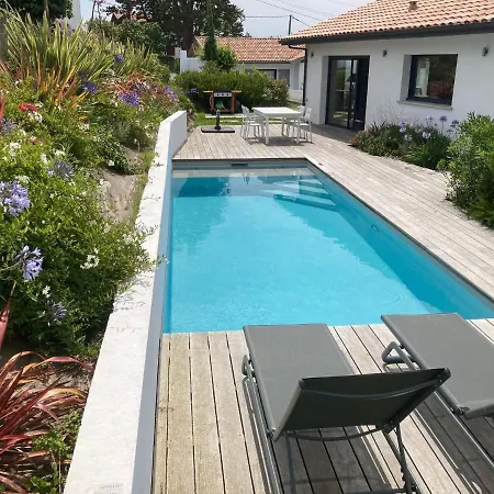 Avec Piscine Privee, Vue Sur Et A Pied 800m *