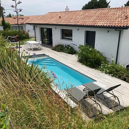 Avec Piscine Privee, Vue Sur Et A Pied 800m