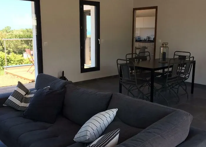 Avec Piscine Privee, Vue Sur Et A Pied 800m